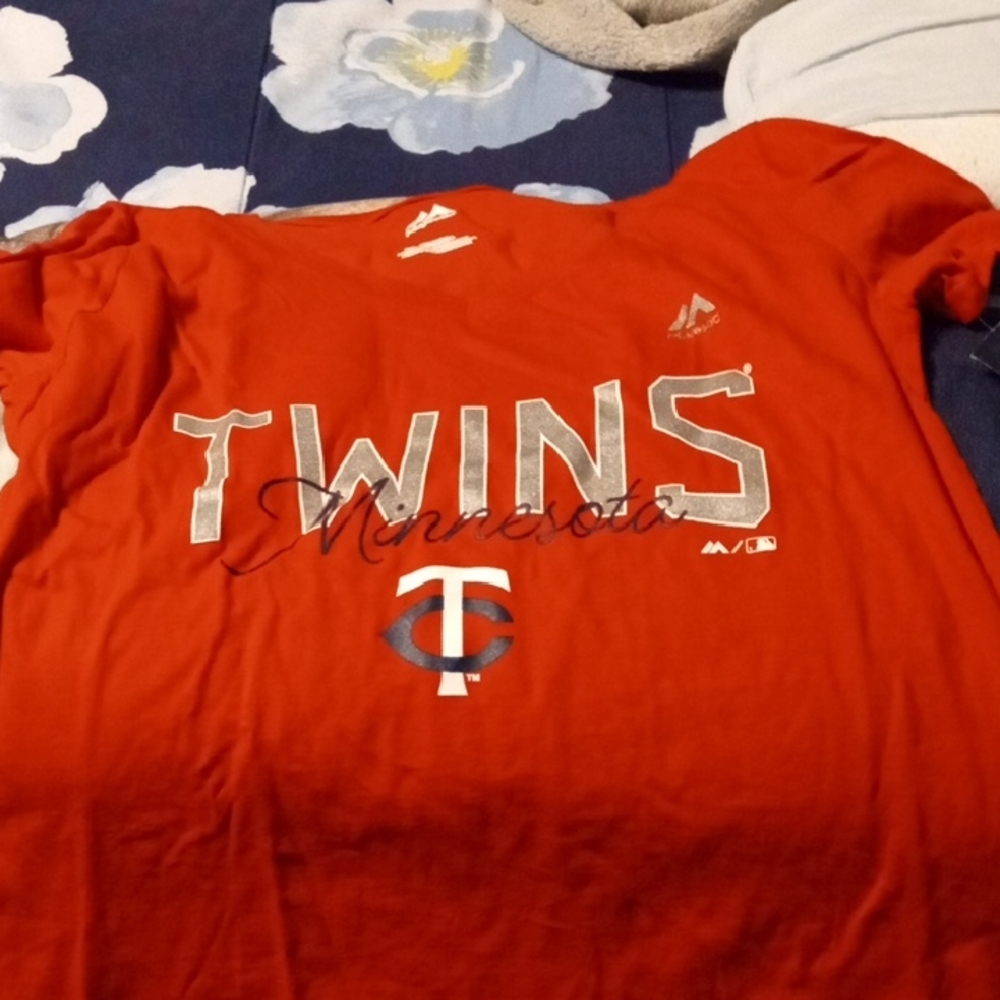 Womens NWT Minnesota Twins  Red T-Shirt